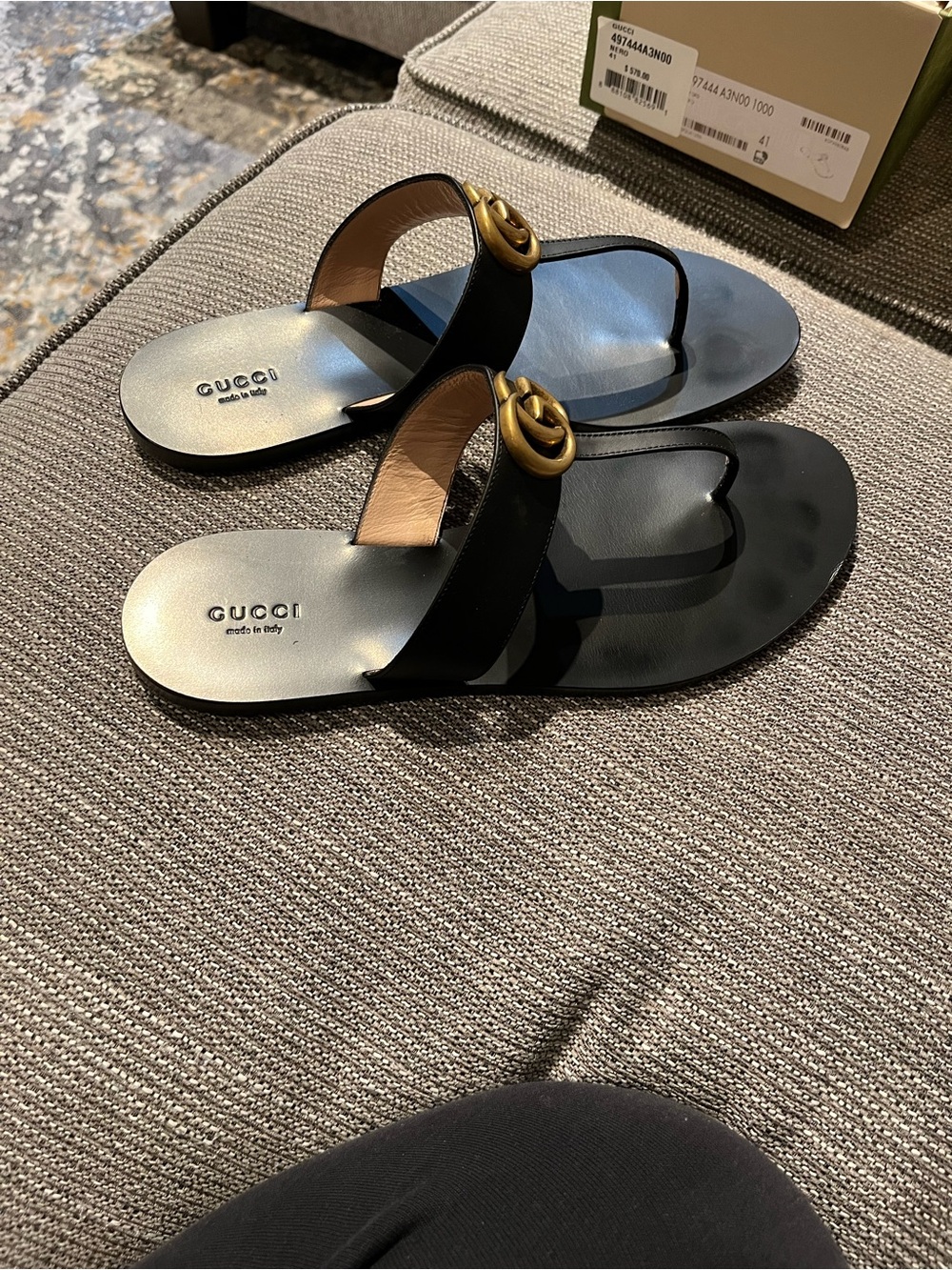 Gucci Black Leather Gold Double G Thong Sandals - Picture 3 of 6